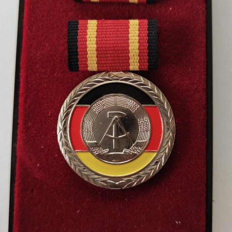 KVP 精勤メダル 略綬 ケース付き 東ドイツ 東独 DDR KVP 精勤メダル