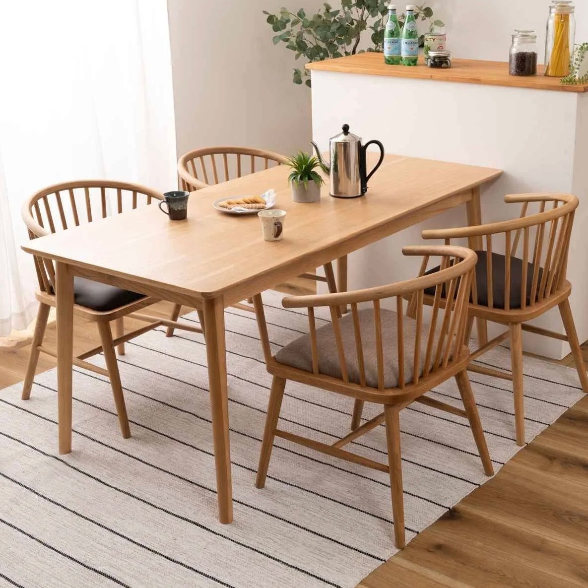 OAK WINDSOR CHAIR / オーク材の滑らかな手触りのウィンザーチェア