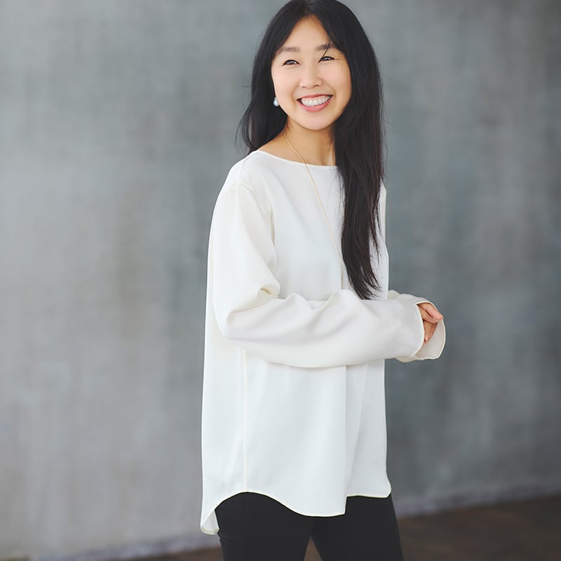 ミモレ別注色】ドローイング ナンバーズのサテンボートブラウス | mi