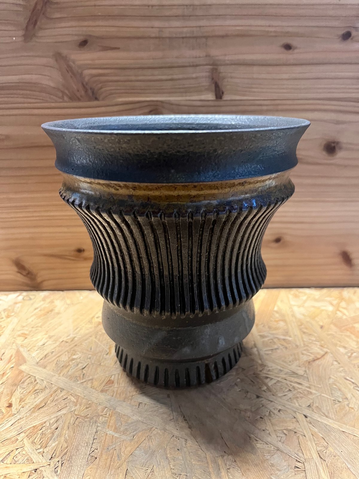 淡海陶芸研究所 泥象嵌彫筒鉢 | GREEN LUCK