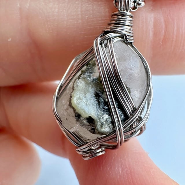 ロシア・ウラル・マリシェボ鉱山産 フェナカイト原石ネックレス | F