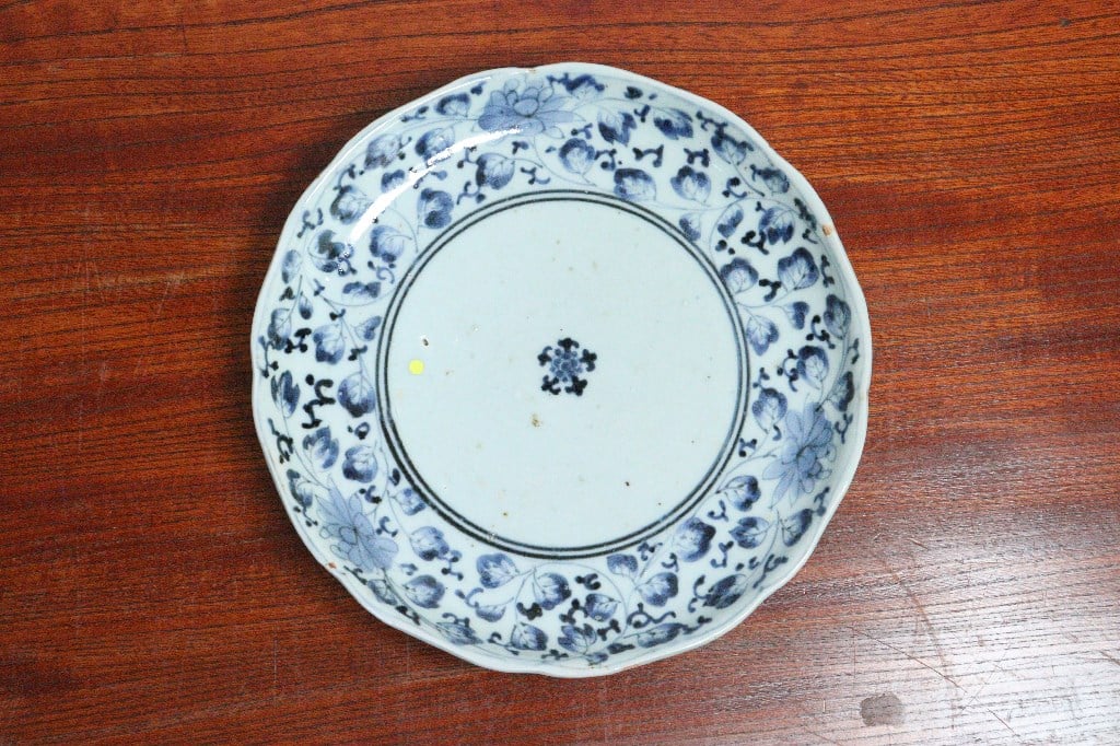 中国明時代 古染付上手陰刻草花図七寸皿直径21.5㎝トヒト東な8-0110