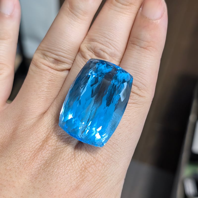 スイスブルートパーズ 156.89ct 34.33x24.33mm クッションカット