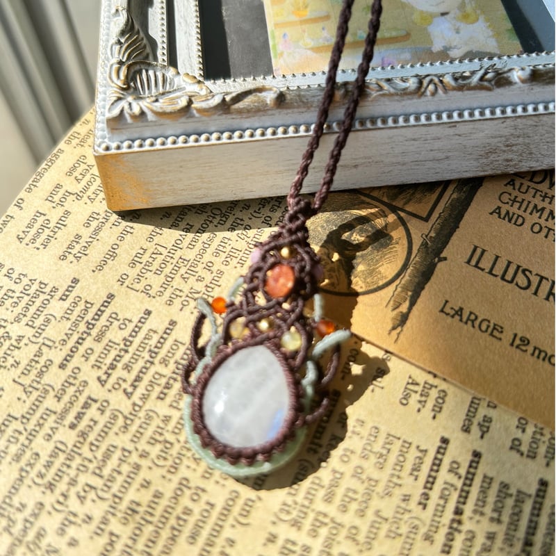 レインボームーンストーン マクラメペンダント ネックレス 天然石