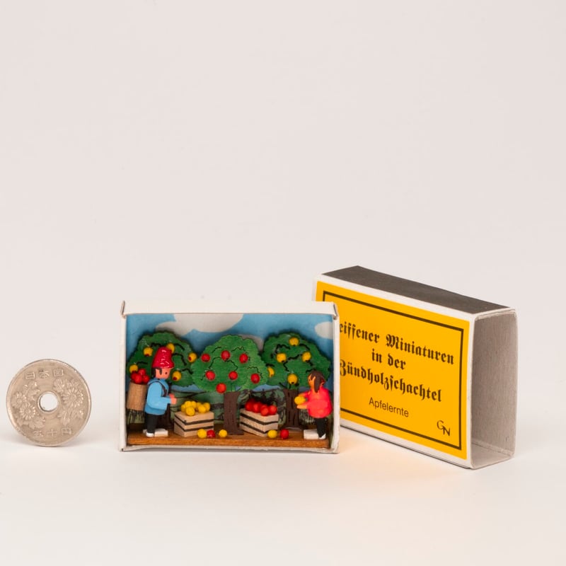 ドイツ ザイフェン 人形 りんご農場 マッチ箱 木製 | こぐま舎