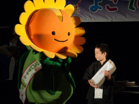 横手市と友好都市を結ぶ茨城県那珂市のゆるキャラ「ひまわり大使