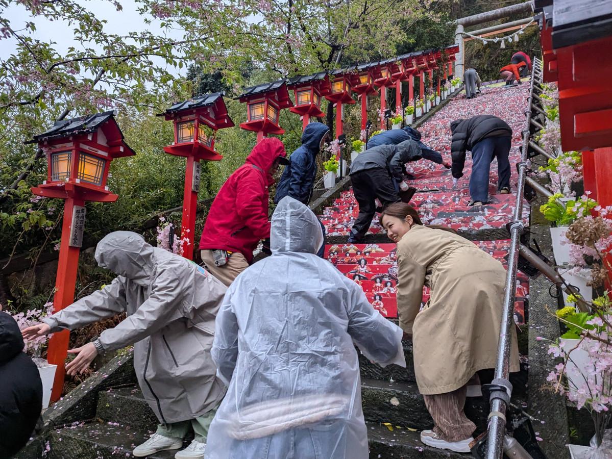 かつうらビッグひなまつり 遠見岬神社の階段びな、2年ぶり雨天
