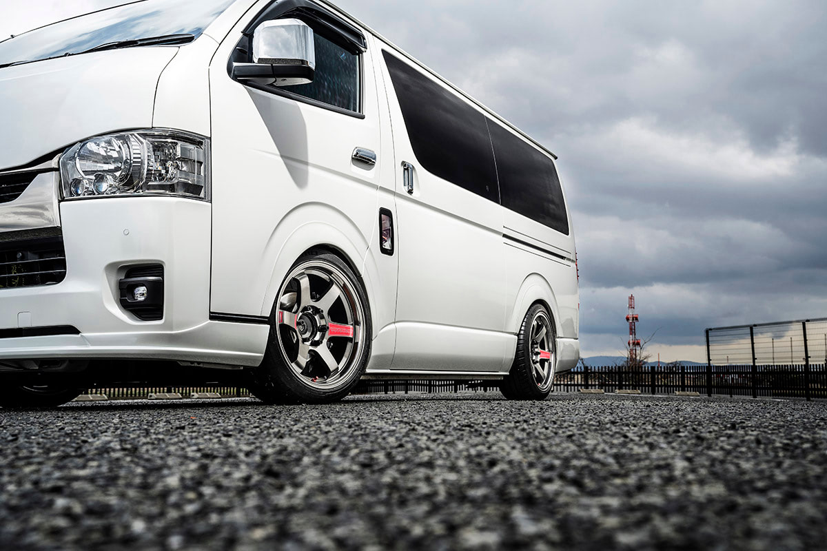 レイズの代名詞といえるTE37をハイエースにIN!! | カスタムCAR