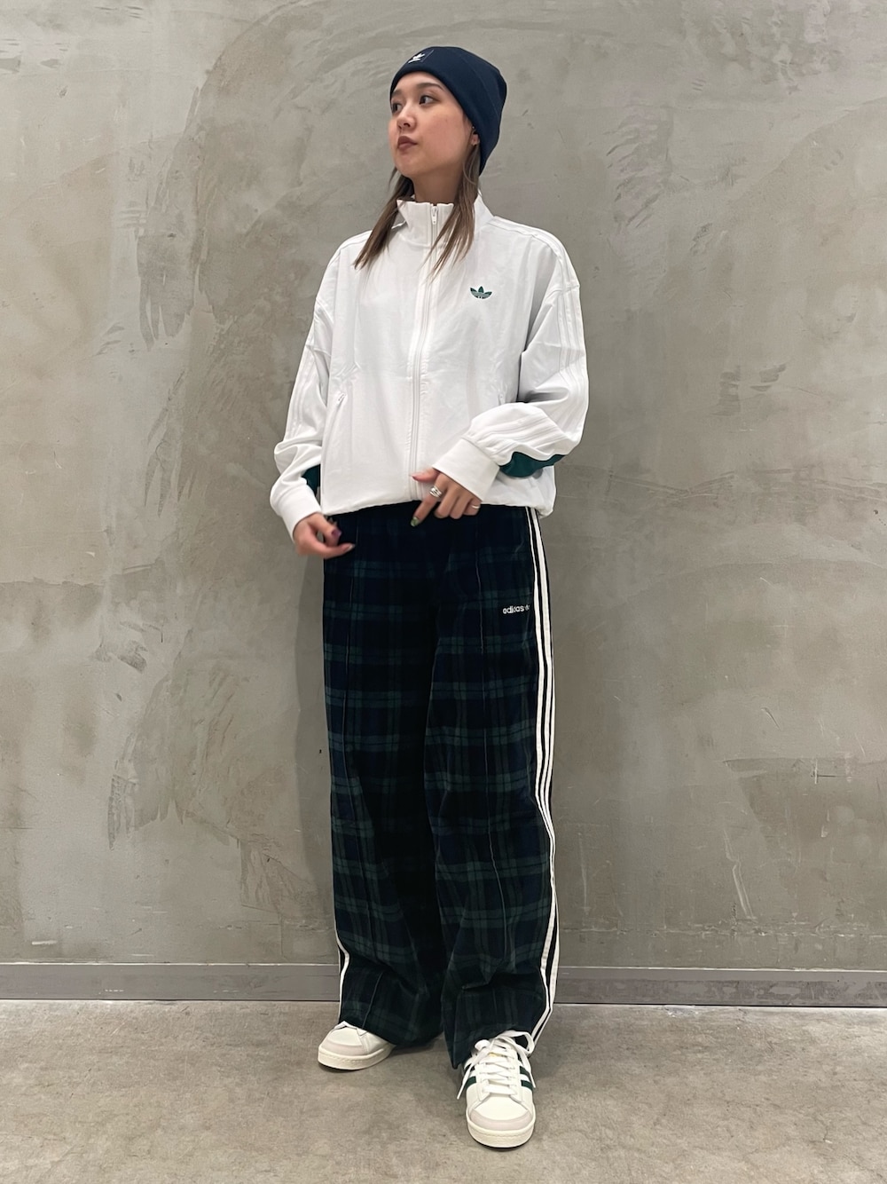 adidas（アディダス）の「コーデュロイ タータン ワイドレッグパンツ