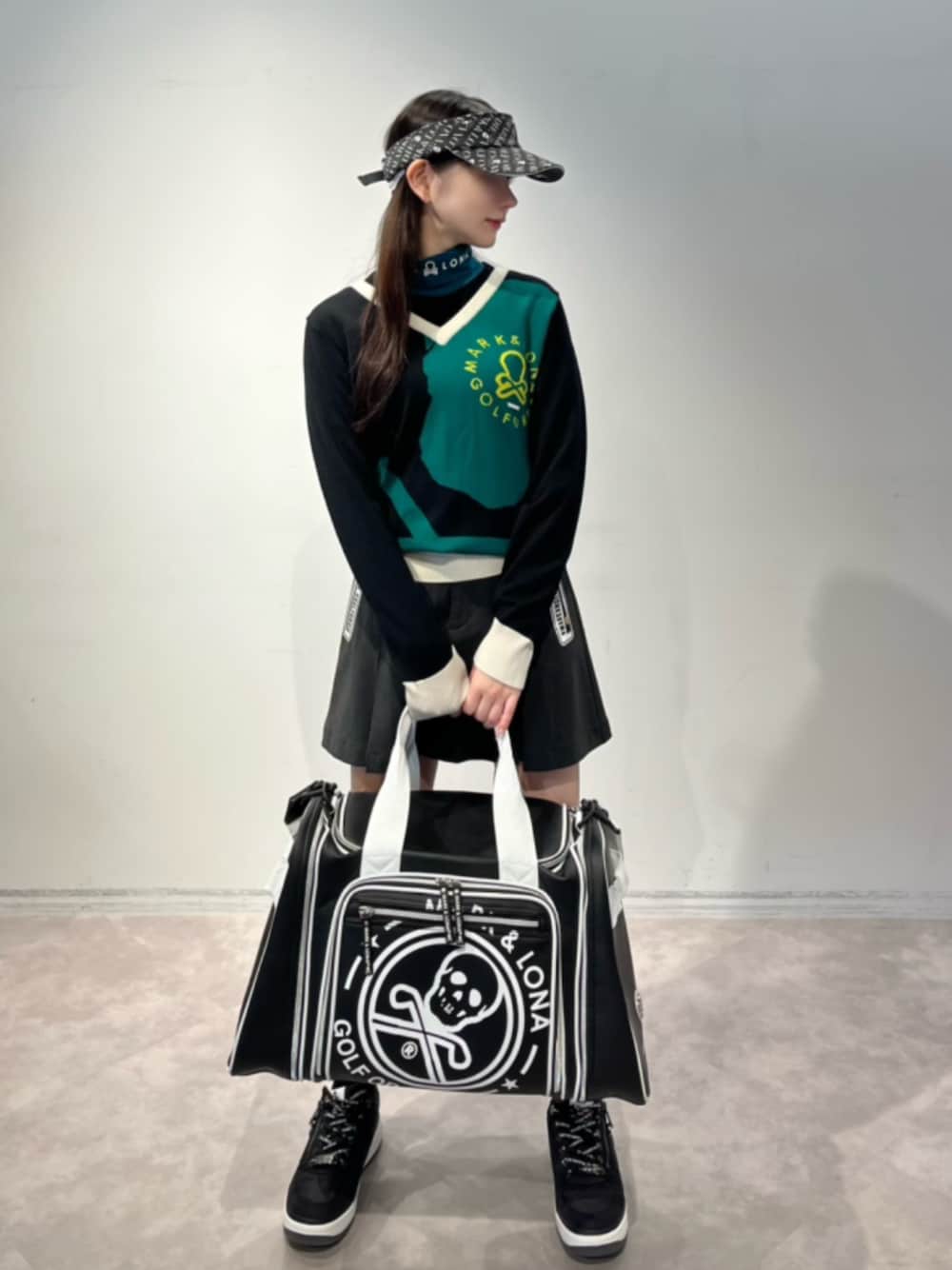 MARK & LONAのボストンバッグを使った人気ファッションコーディネート