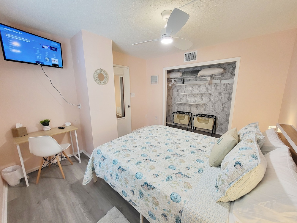 Charming Chic Getaway - 2 min. Walk to Beach, Restaurants, & Shops