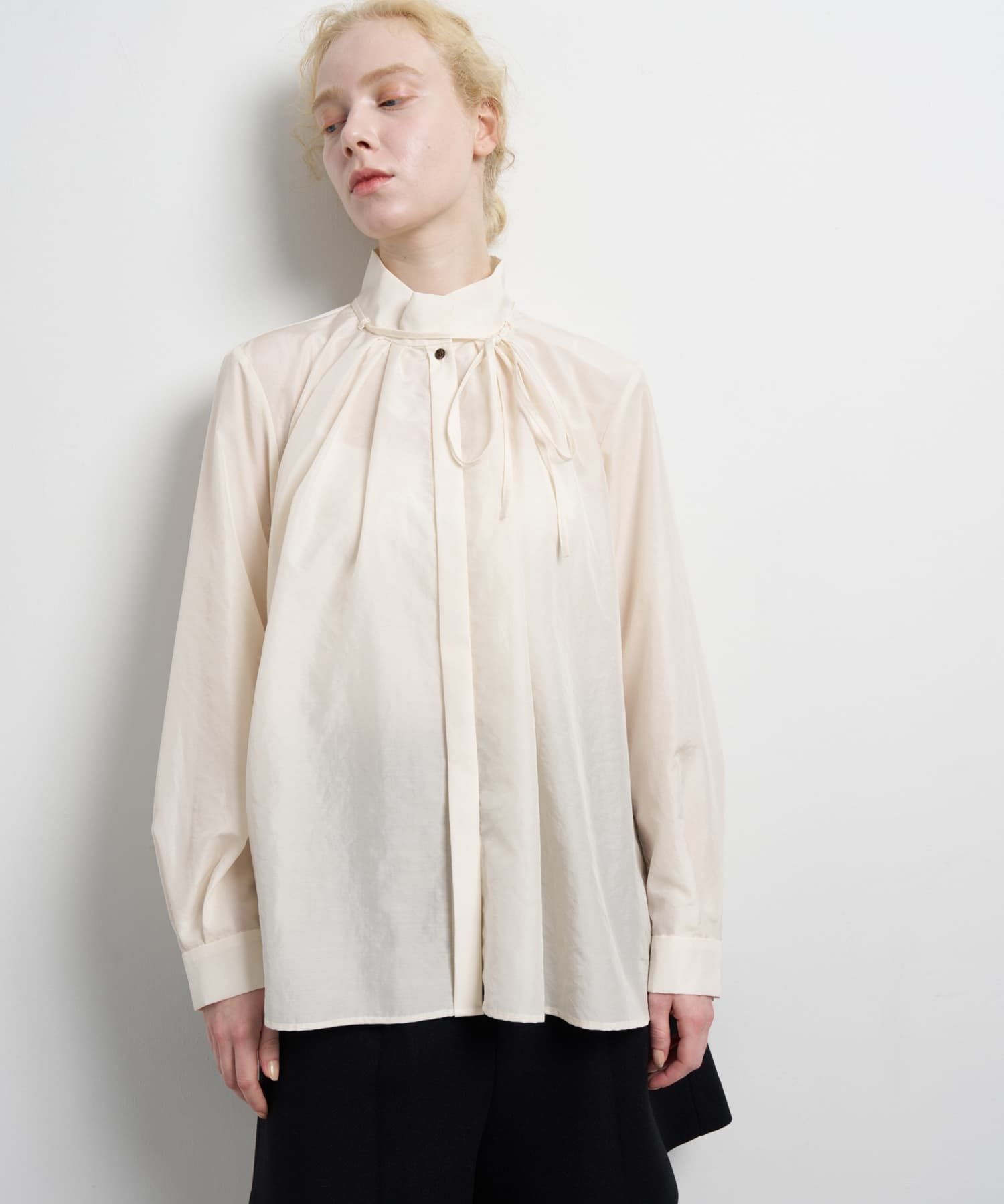 スタンドカラータックブラウス|LANVIN en Bleu | LANVIN en Bleu