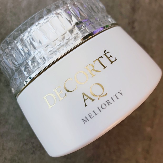 殿堂入り】一度の使用で肌が変わる！？くすみ肌の救世主はデコルテAQ