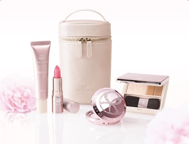 クリスマスコフレ2025】ポーチ付きのホリデー限定品特集！発売日・予約