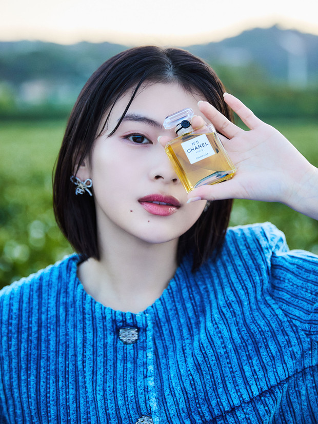 出口夏希さんとJURIN(XG)さんが名品フレグランス【シャネル N°5】が