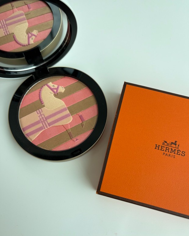 エルメス ビューティの限定フェイスパウダーをスウォッチ！ 精緻で繊細