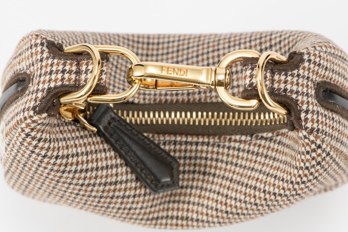 ハーフムーンバッグ】携えるだけでモードなスタイルに早変わり - SPUR