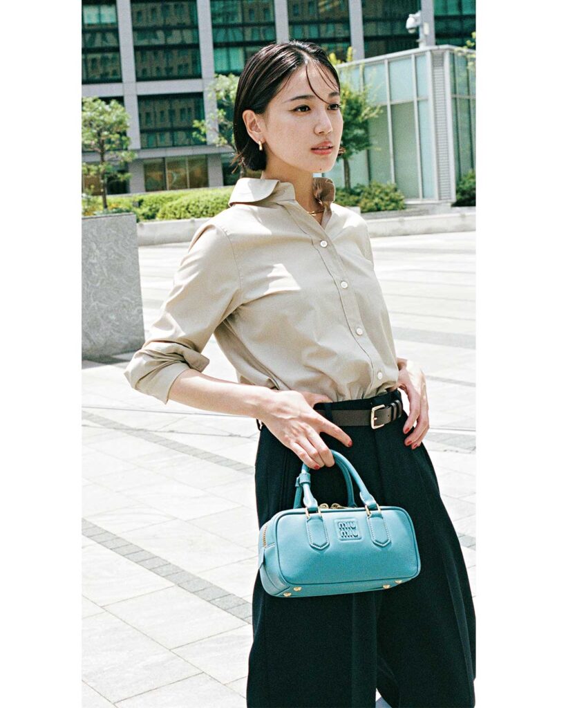 Miu Miu】スクエアデザインに爽やかなブルーがコーデに効くバッグ