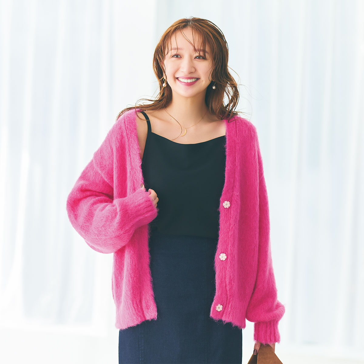 華やかカラーのモヘアカーディガンが新鮮！ノースリの羽織りで今から