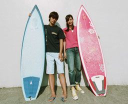 キャッチ ア ウェーブ (2006)：キャスト・あらすじ・作品情報｜シネマ