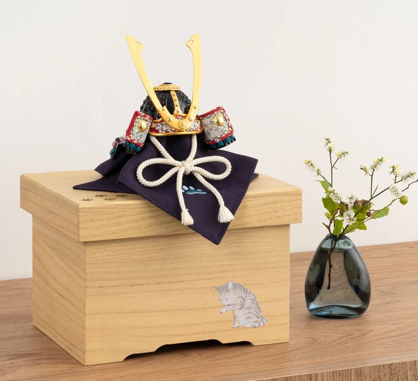 五月人形「鉄紺に水色の兜（収納タイプ）」｜五月人形の通販 ふらここ