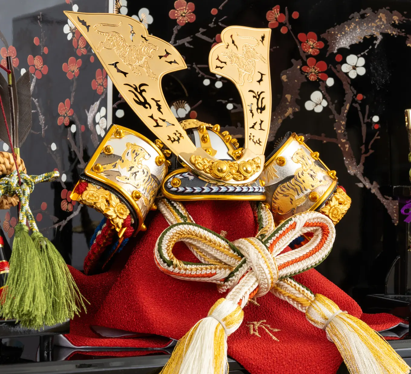 五月人形「透彫火焔に虎鍬形の兜（収納タイプ）」｜五月人形の通販