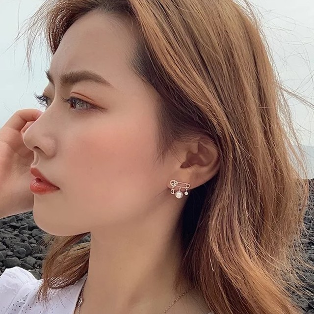 Dior - イニシャルピアスの通販 by あみぃみ's shop｜ディオールならラクマ