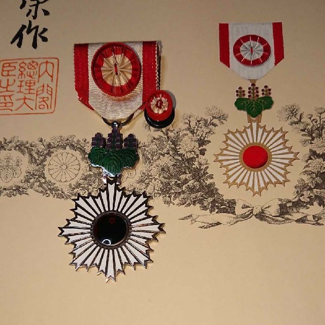 勲四等旭日小綬章☆共箱☆略綬☆勲記☆の通販 by ビーバー's shop｜ラクマ