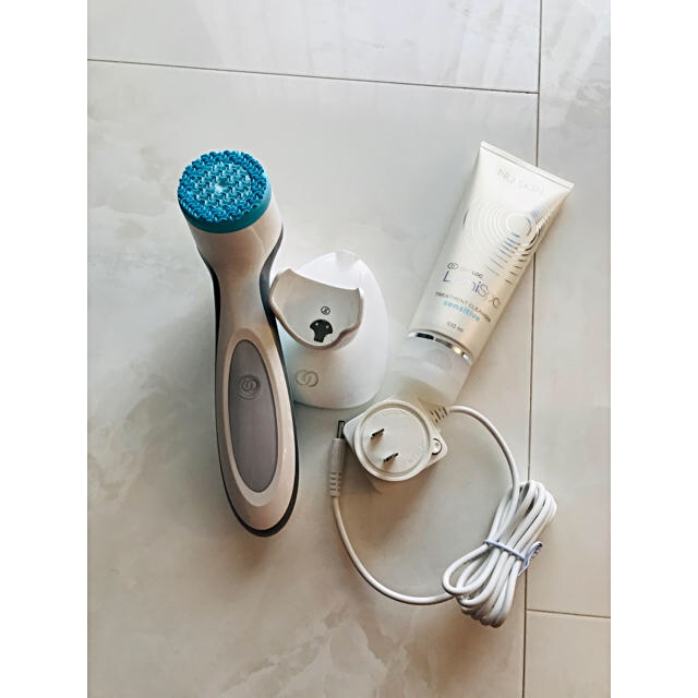 ニュースキン ルミスパ 洗顔ブラシ 青と白 充電スタンド付き ニュース