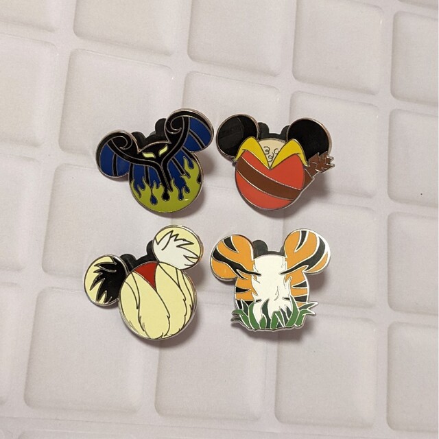 ディズニー シークレットピンバッジの通販 by えいと's shop｜ラクマ