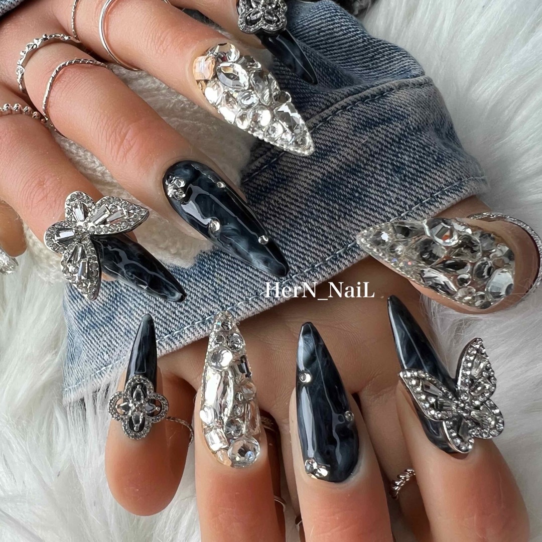 ブラックシルバーパーツネイルの通販 by HerN｜ラクマ