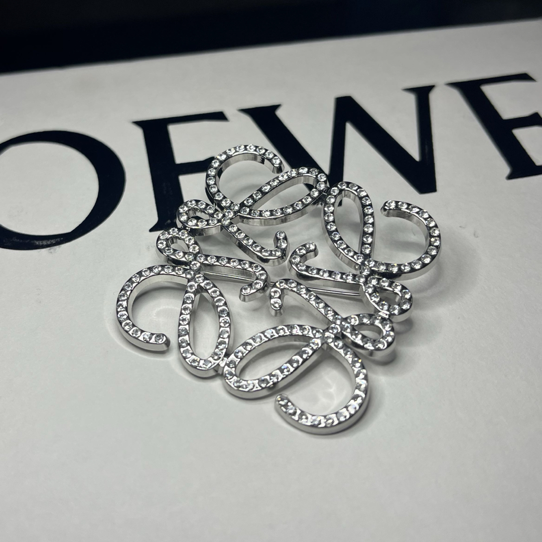 正規品•未使用】LOEWE シルバー ロゴブローチ LOEWE - LOEWE シルバー