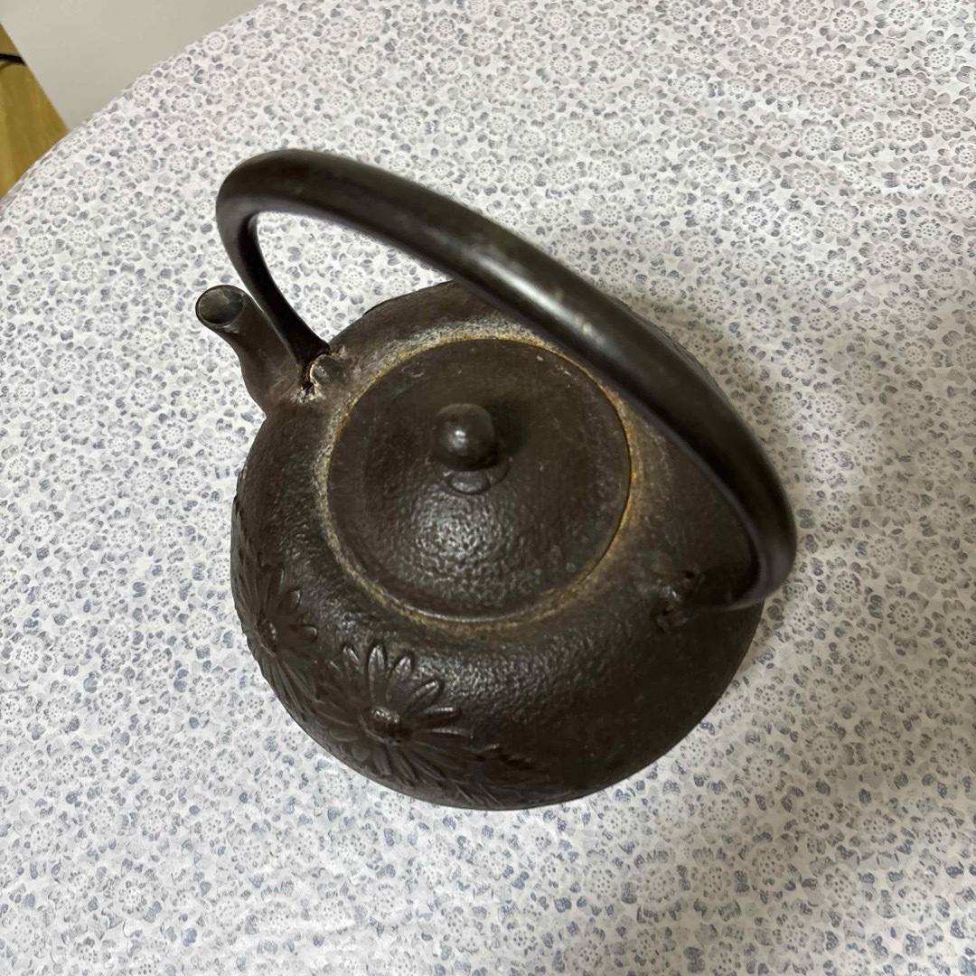 花模様 鋳鉄製鉄瓶 中型 花模様 鋳鉄製鉄瓶 中型 南部鉄器 - 南部鉄器