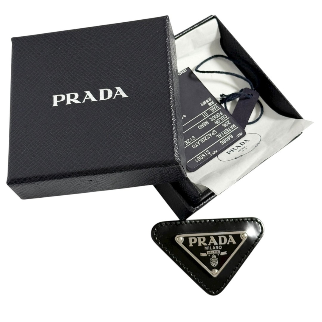 PRADA - プラダ メンズ トライアングル ロゴ ピン ブローチ バッジ