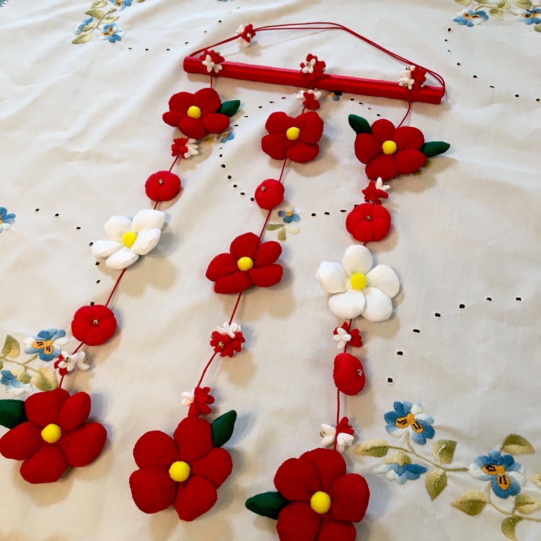 吊るし飾り 紅白の椿と梅 艶やかの通販 by マロン's shop｜ラクマ