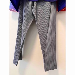 PLEATS PLEASE ISSEY MIYAKE（カジュアルパンツ ・ グレー/灰色系）の