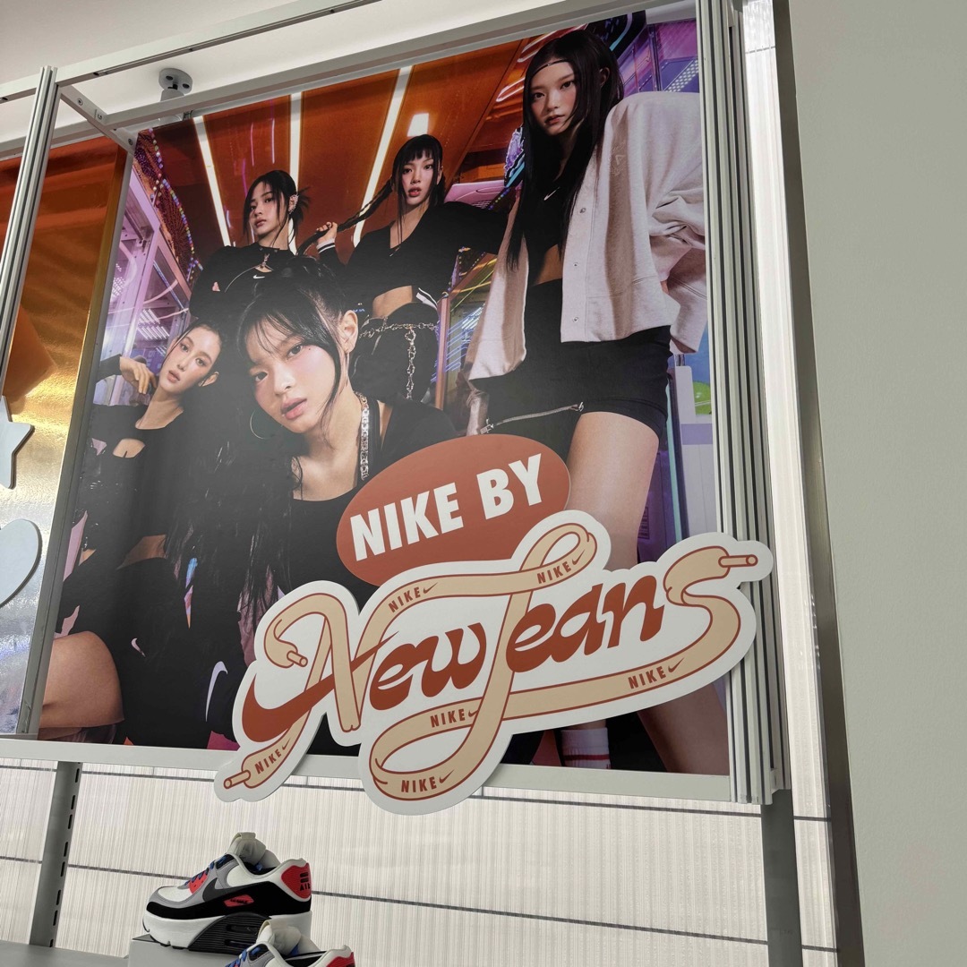 L】NIKE New Jeans コラボ Tシャツ スモールプリントバニーズ M】NIKE