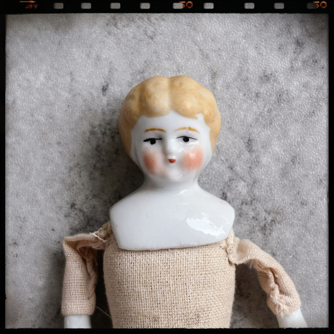 アンティーク アンティーク 小さなブロンドチャイナヘッドドール