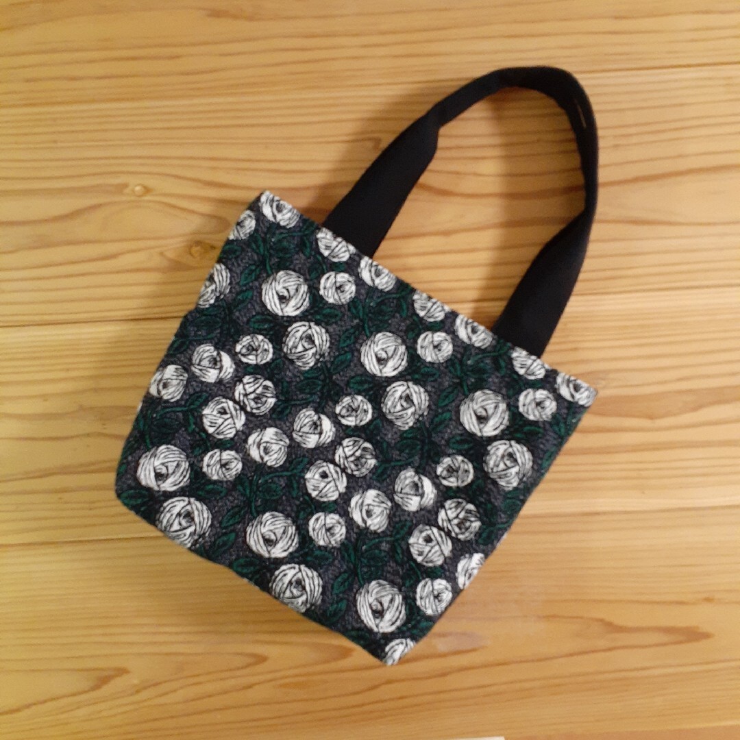 ミナペルホネン 新作rosyネイビーのトートバッグ