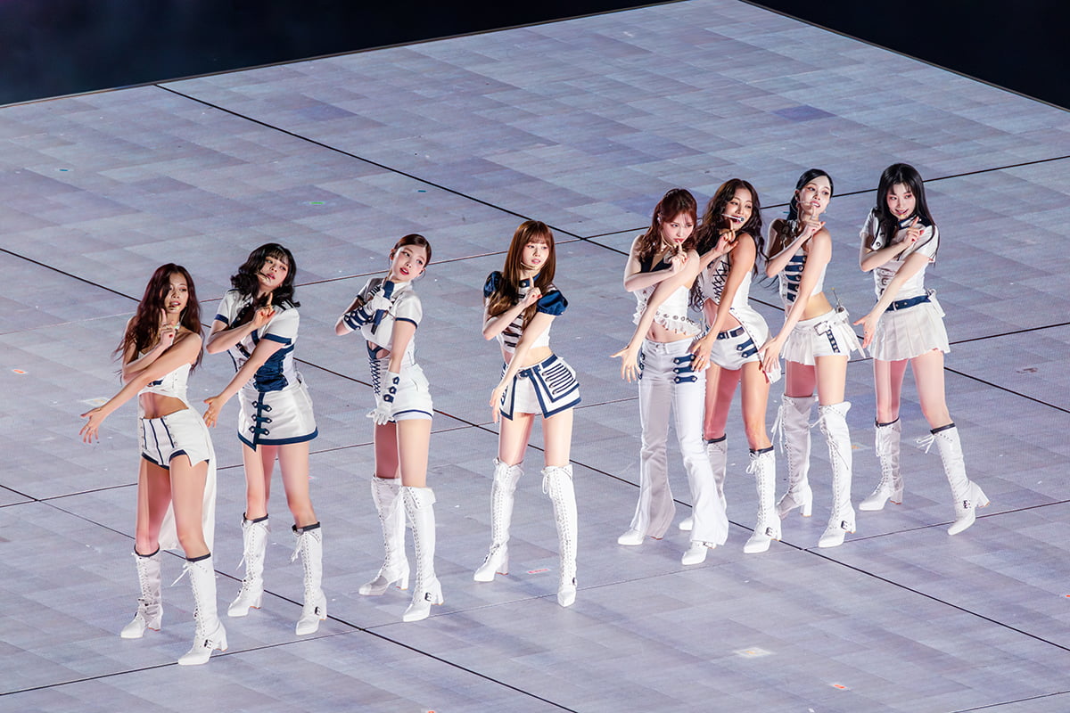 TWICE、K-POPガールズグループ初の香港カイタクスタジアム公演成功