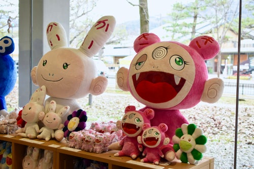 ゆるい姿の風神雷神が「茶の菓」やアパレルに。村上隆展のおすすめ