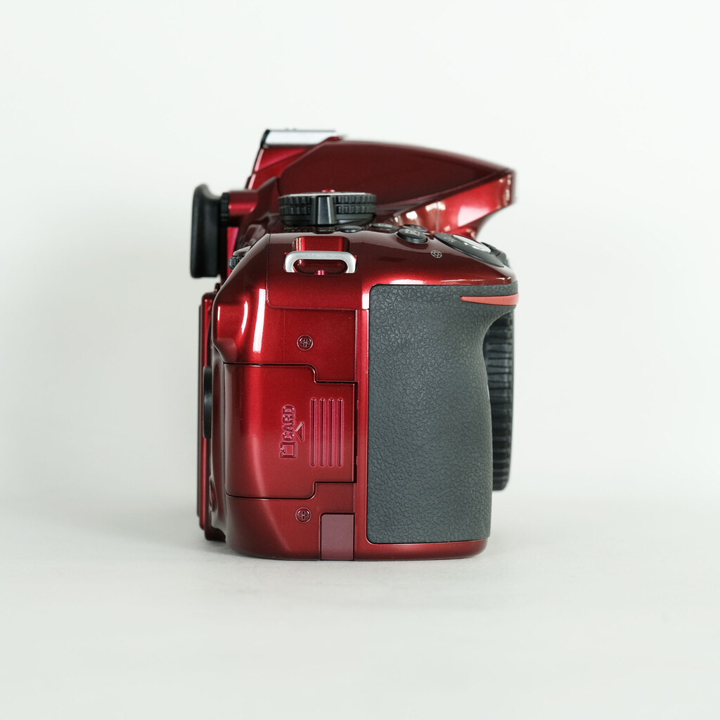 Nikon D5200 ボディ レッドの出品 | ONE SCENE（ワンシーン）