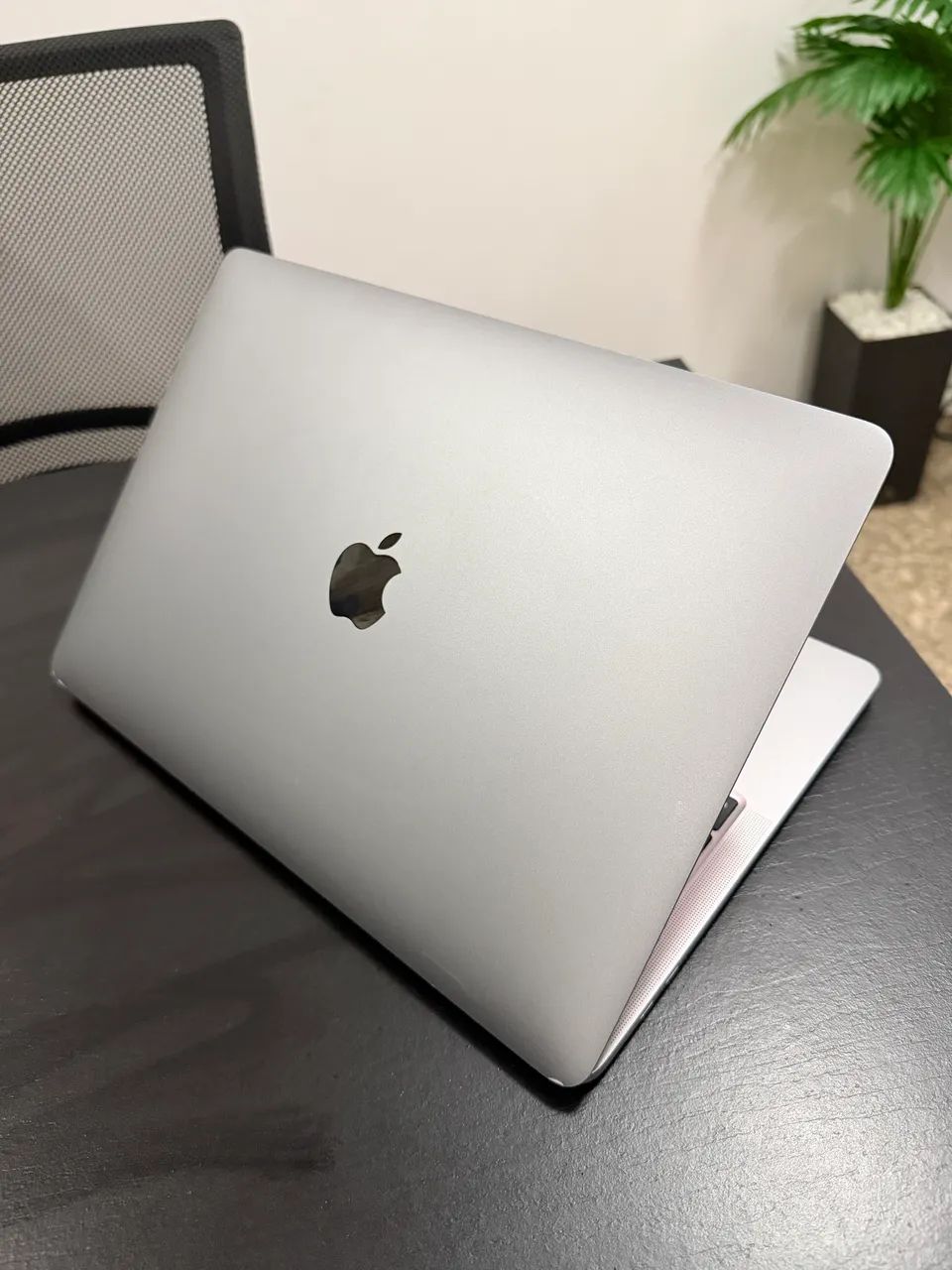 MacBook Pro 2020 M1 13? - 16GB + 512GB / Leve detalhe estético