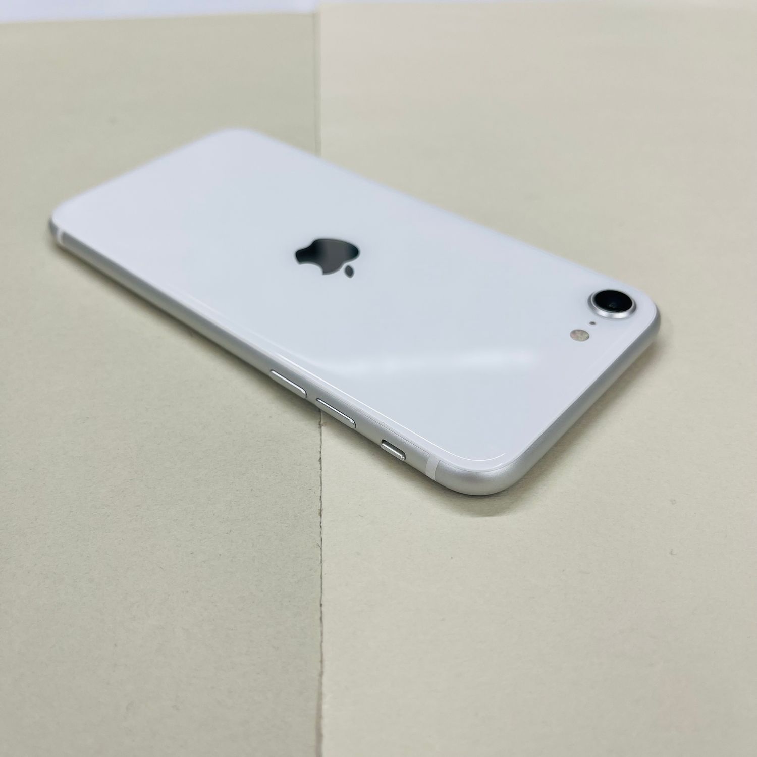 ムスビー｜[AT Shop Otsuka]美品 iphone SE2 128GB SIMフリ－6421