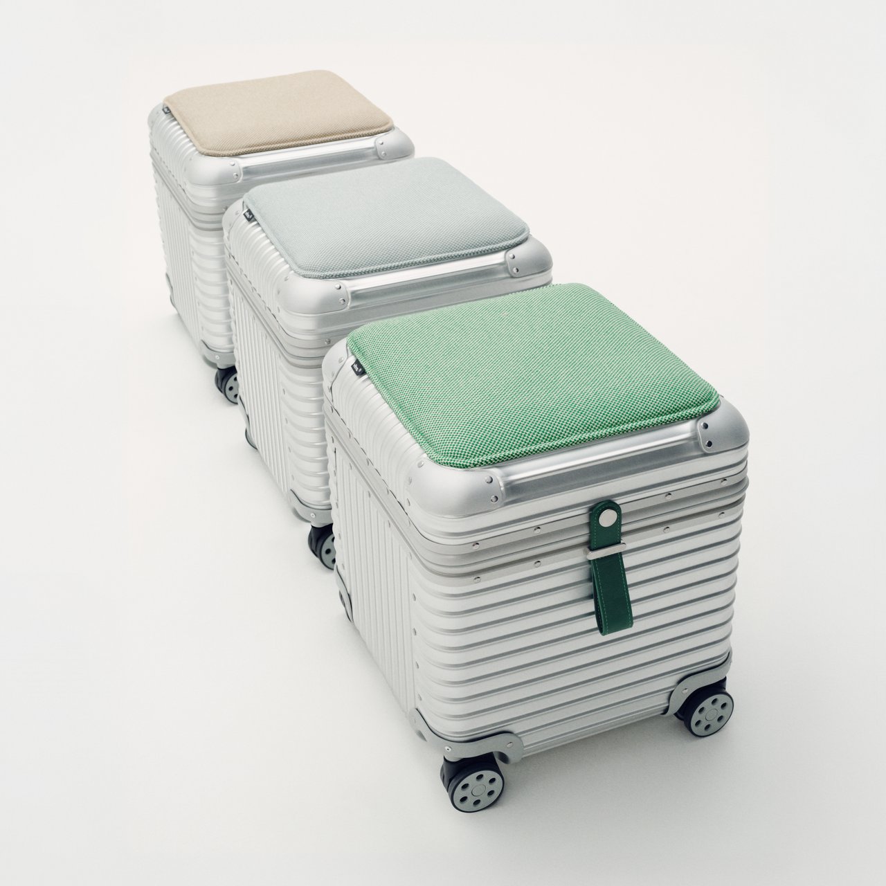 リモワ】目玉はスイスの家具メーカー「ヴィトラ」とのコラボスツール