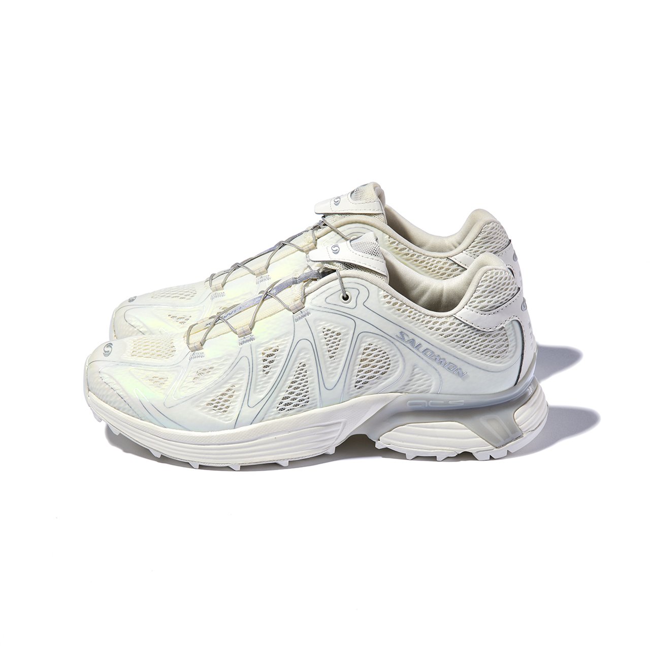 サロモン】大人のマストバイ「白スニーカー」｜真っ白じゃないのが大人