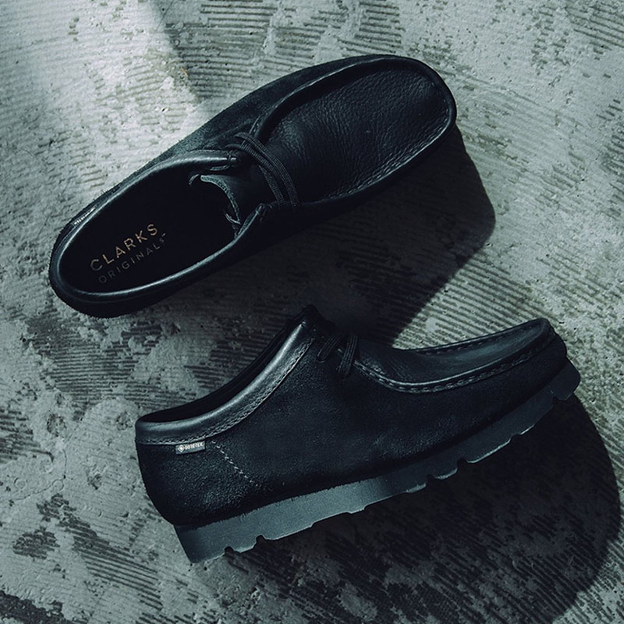 大人のクラークス】史上初の異素材コンビ。オール黒の別注「ワラビー