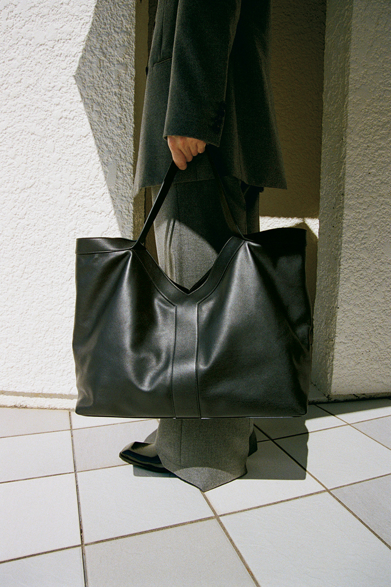 サンローランの黒レザートート｜大人が買うべき人気ハイブランドの新作