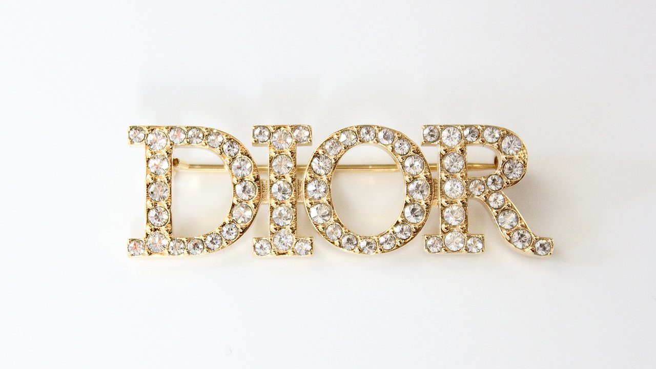 おしゃれな大人が「買ってよかった」ディオールのロゴブローチ【DIOR