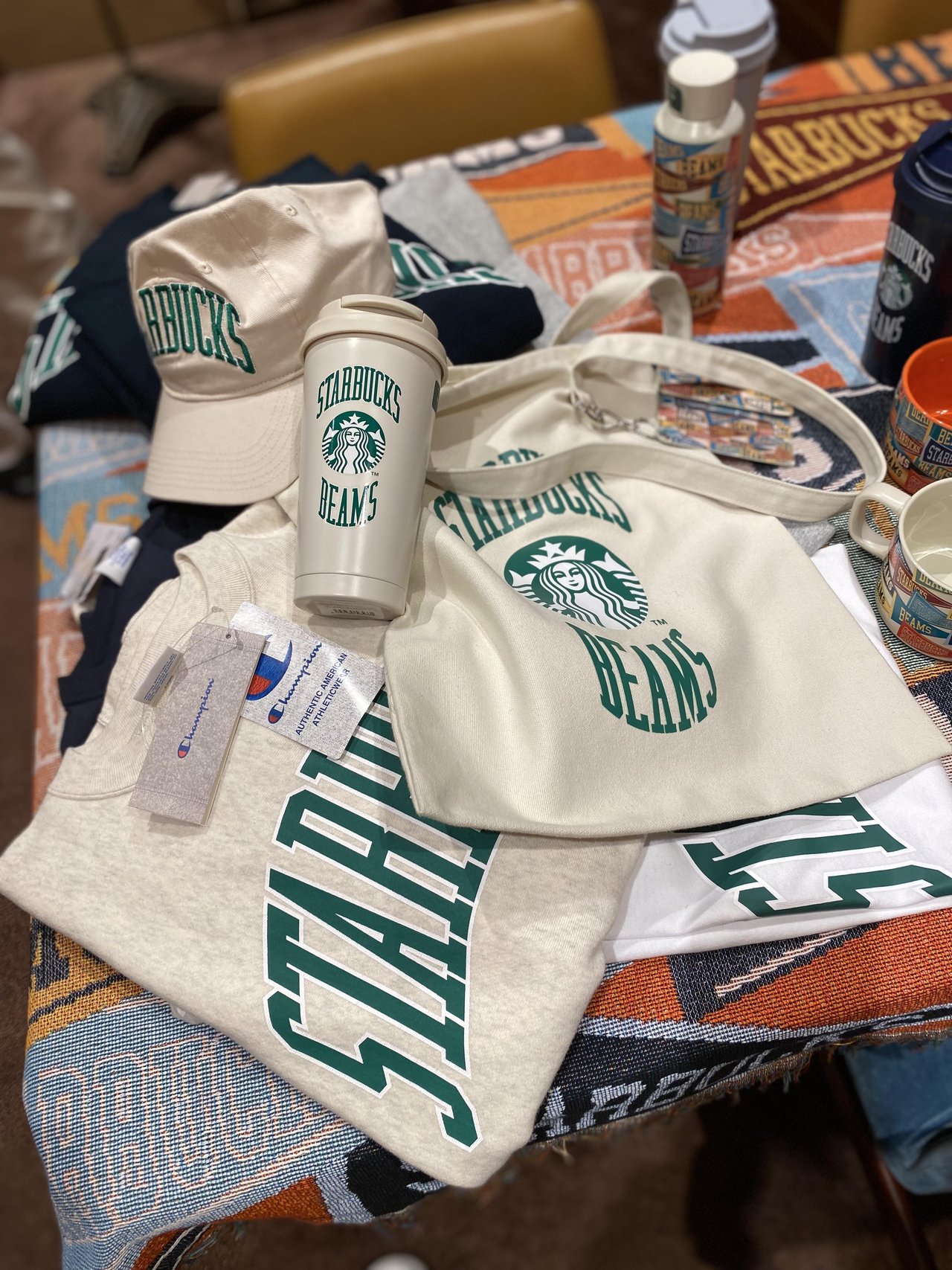 特報。スターバックスとビームスが2度目のコラボ】ロゴスウェットなど